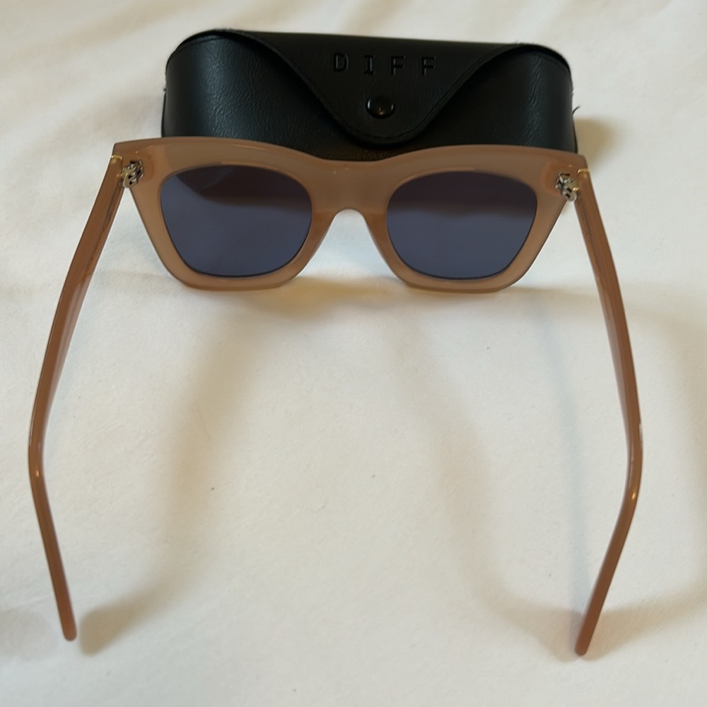 Diff 2 For 1 Oversized Sunglasses! Black And Cream - image 4